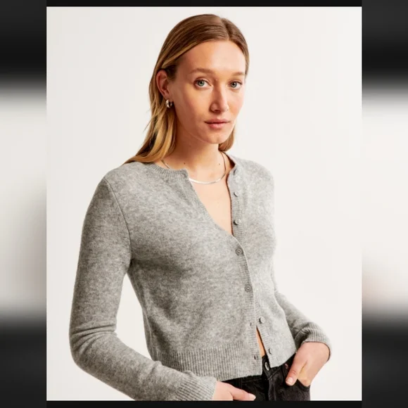 NWOT Abercrombie&Fitch Grey Knit Crew Neck Cardigan Size XS - Picture 1 of 4
